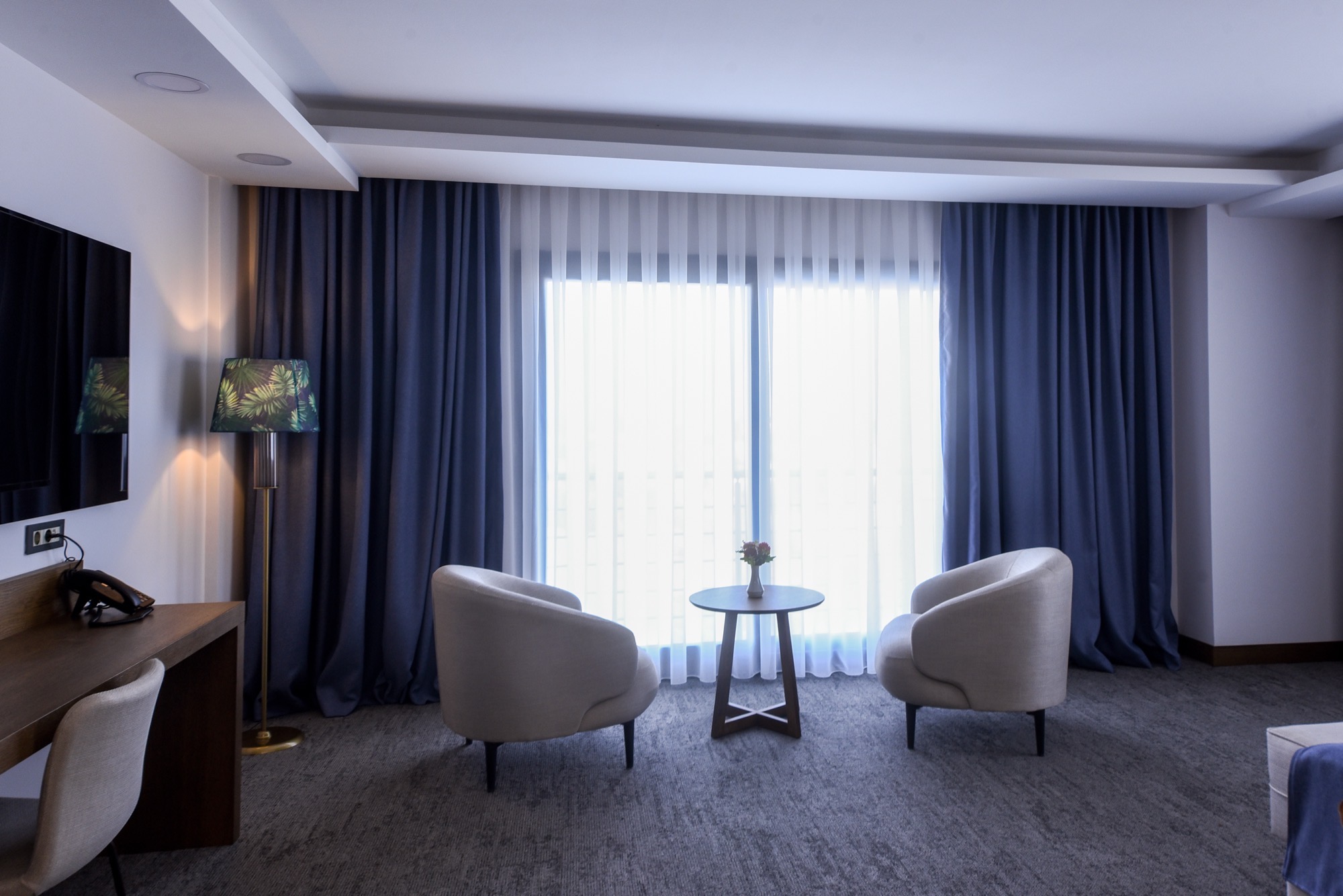Canyon Hotel Adana Deluxe Oda oturma kosesi ve gol manzarasi