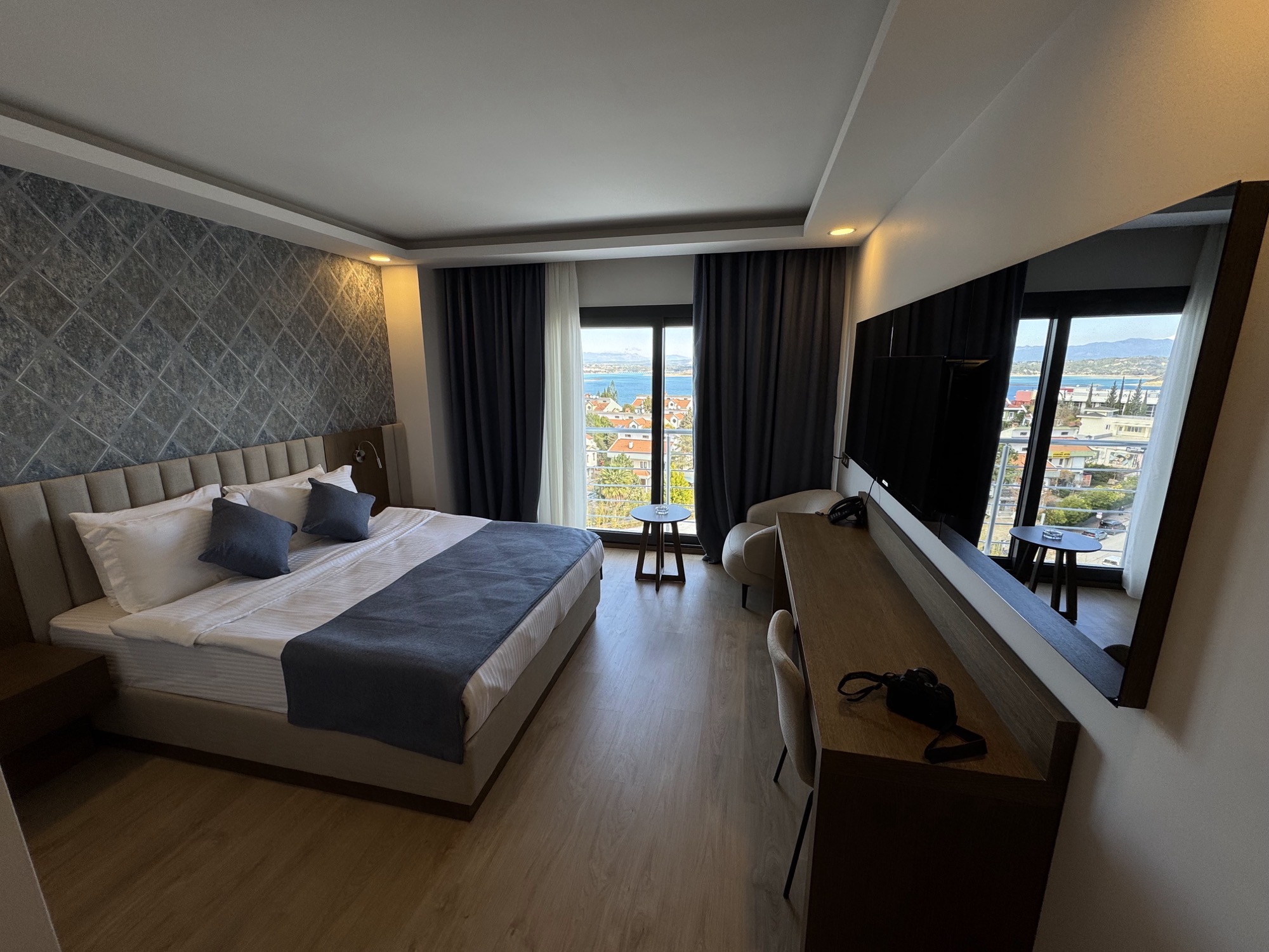 Canyon Hotel Adana Standart Double Oda pencereden Seyhan Baraj Golu manzarasi